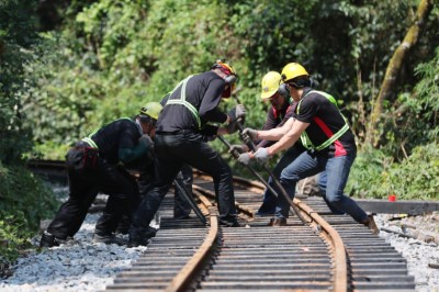 阿里山林鐵路線維護人力招募(林鐵及文資處 吳明翰拍攝)